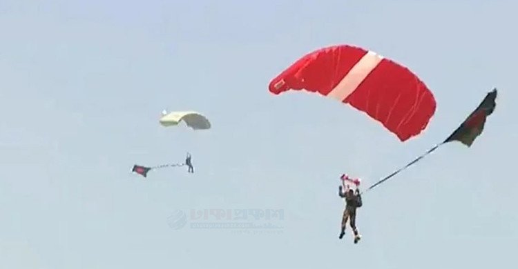জাতীয় পতাকা হাতে প্যারাস্যুটিংয়ে বাংলাদেশের বিশ্বরেকর্ড